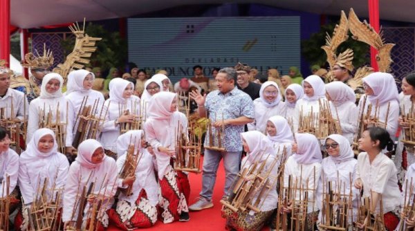 Resmi, Bandung Menjadi Kota Angklung, Kenny:  "Tong Ngaku Urang Bandung Lamun Teu Ngangklung"