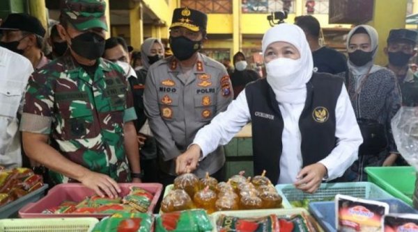 Sidak di Pasar Soponyono Rungkut, Khofifah Pastikan Harga Migor Stabil