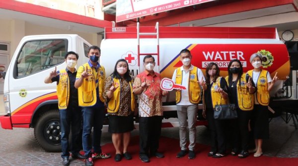 Di Kota Solo Ada 6000 Titik Rawan Kebakaran, Lions Club Bantu Truk Tangki ke PMI