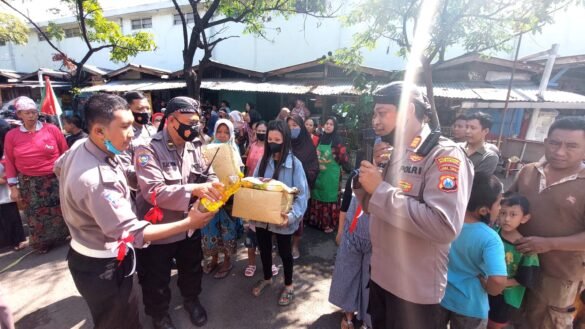 HUT Bhayangkara 76 Polsek Rungkut Gelar Game on the Road di Pasar Soponyono
