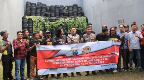 HUT Bhayangkara ke 76, Polrestabes Surabaya Gelar Lomba Menembak Antar Wartawan