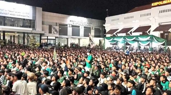 Nobar dan Perayaan HUT ke-95 Persebaya, Bonek Mania Padati Mapolrestabes Surabaya