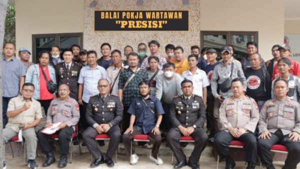 Di Terik Mentari Kapolres Bekasi Resmikan Balai Pokja Wartawan