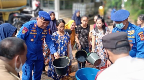 Kesulitan Air Bersih, Jajaran Satpolair Polres Purwakarta Kirim Ribuan Liter Air Bersih
