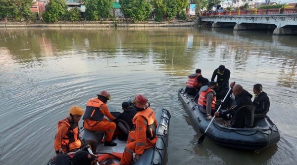 Geger!!! Tinggalkan Jaket dan Sandal, Seorang Wanita Diduga Bunuh Diri Ceburkan ke Kali Jagir