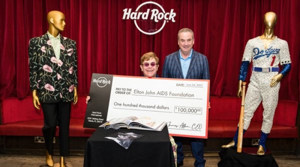 Elton John Serahkan Jaket Istimewa Miliknya Bermerek Gucci untuk Hard Rock International