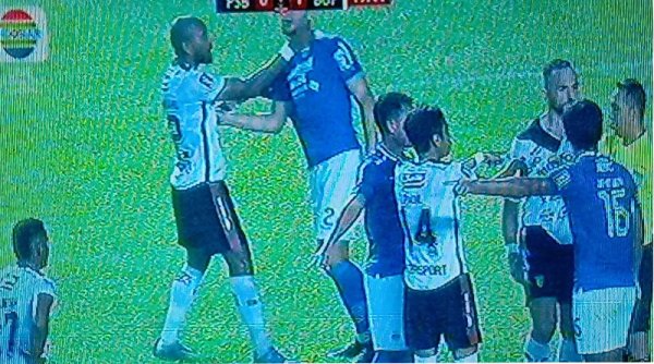 Laga Panas Persib Kontra Bali United Ditandai Hujan Kartu dan Gelombang Protes