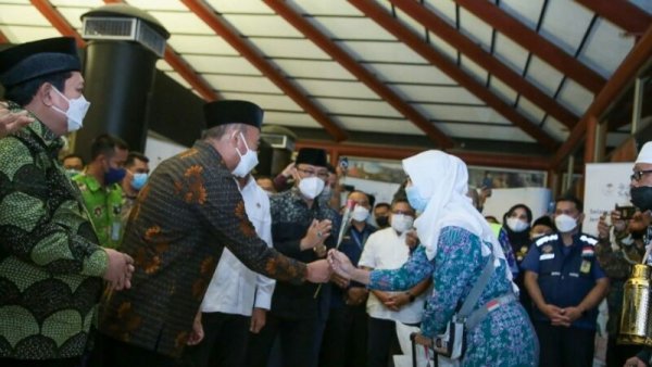 Jemaah Haji Kloter Pertama Debarkasi Jakarta Tiba di Tanah Air