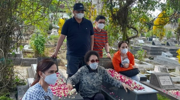 Ibunda Airlangga Hartarto Terharu Ketika Berziaran ke Makam Pejuang Asal Sukabumi, R.H. Didi Sukardi
