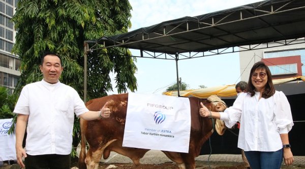 FIFGROUP Tebar Kurban 3 Sapi dan 363 Kambing di 235 Titik di Seluruh Indonesia