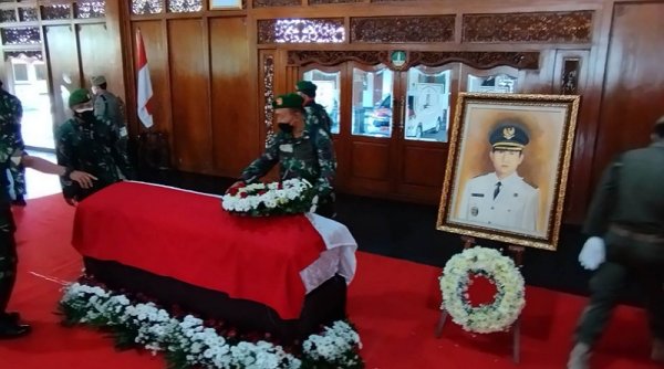 Jenazah Mantan Wali Kota Solo Imam Soetopo Dimakamkan