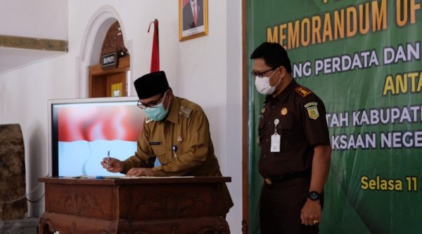 Jalin Kerjasama Bidang Perdata dan Tata Usaha Negara, Pemkab dengan Kejari Tanda Tangani MOU