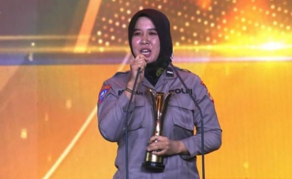 Gulirkan Program "Geserin", Aipda Rohimah Terima Hoegeng Awards 2022