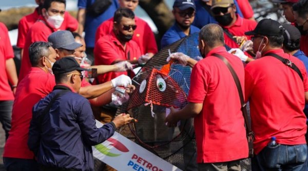 Peduli Kebersihan dan Kelestarian Lingkungan Pantai, Elnusa Petrofin Gelar Pelepasan Ratusan Tukik dan Donasikan Giant Trash Can di Yogyakarta