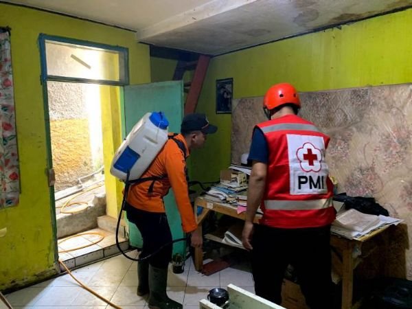 Pemkab Garut Mulai Lakukan Penyemprotan Disinfektan di Lokasi Bencana