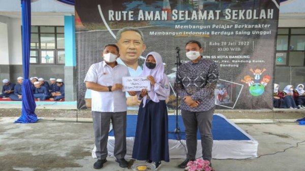 Pemkot Bandung Punya Program Para Siswa Biasakan Berjalan Kaki ke Sekolah