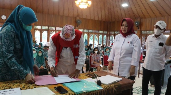 PKK Banjarsari Solo Donasikan Dana Kemanusiaan Rp 50 juta ke PMI