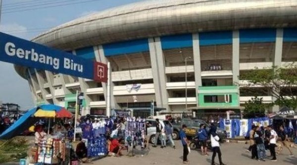 Jelang Laga Persib Besok, Stadion GBLA Mulai Didatangi Para Pedagang
