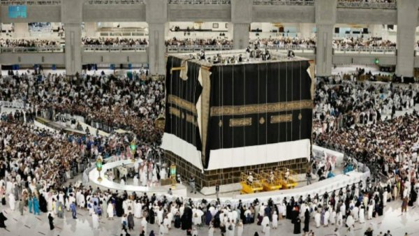 Penutup Kakbah Baru Dipasang pada Malam Tahun Baru Islam 1444 Hijriah