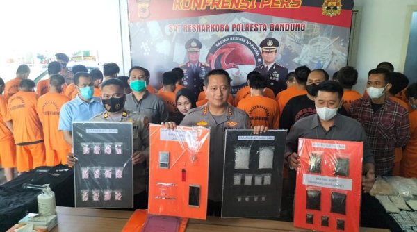 Berbagai Jenis Narkotika Dan Psikotropika, Sajam, Senpi Dan Formalin Serta 31 Tersangka Digelar Polresta Bandung