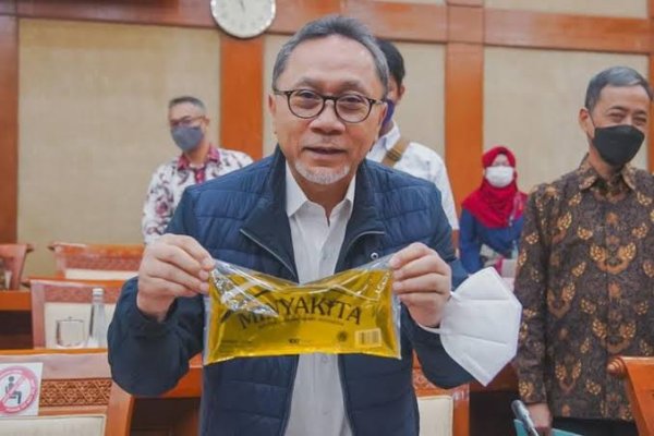 Menteri Perdagangan Kampanyekan Anak Saat Bagikan Minyak Gratis , Jokowi : Fokus Kerja !