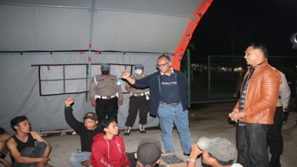 Kapolres Metro Bekasi Sapa Bonek Nginap di Tenda Stadion Wibawa Mukti