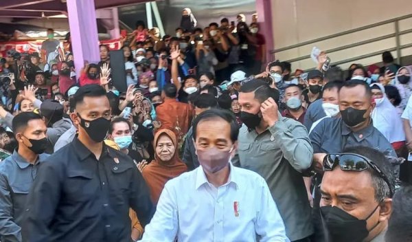 Warga Surabaya Antusias Sambut Kedatangan Jokowi di Pasar Pucang Anom