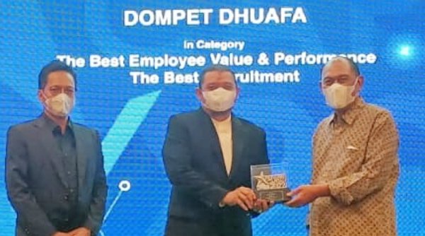 Dompet Dhuafa Raih 2 Katergori Penghargaan dalam Ajang Human Capital on Resilience Excellence Award 2022