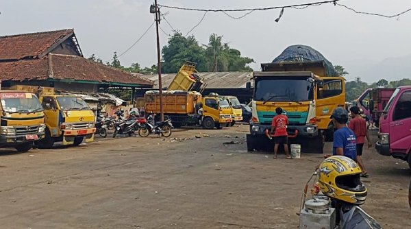 Puluhan Armada Rusak, Sampah Menggunung di Kabupaten Bandung