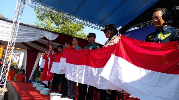 Bangkitkan Jiwa Nasionalisme, Pelajar Cuci Sang Merah Putih Secara Massal