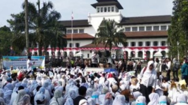 Minta Diangkat Jadi ASN, Ribuan Tenaga Honorer Kesehatan Demo di Gedung Sate