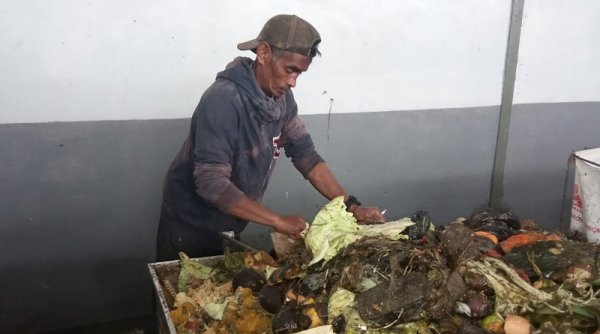Warga Desa Cibeureum Kab. Bandung Olah Sampah Secara Mandiri