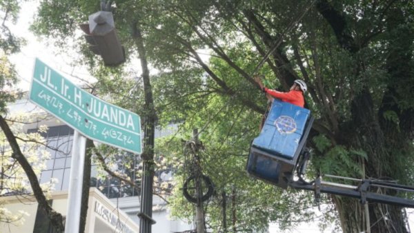 Pemkot Bandung Kembali Tertibkan Kabel Udara
