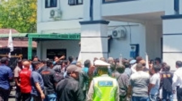 Pertanyakan Independensi Kejaksaan, GNPK-RI Bersama Aliansi Wartawan Geruduk Kejari Madina