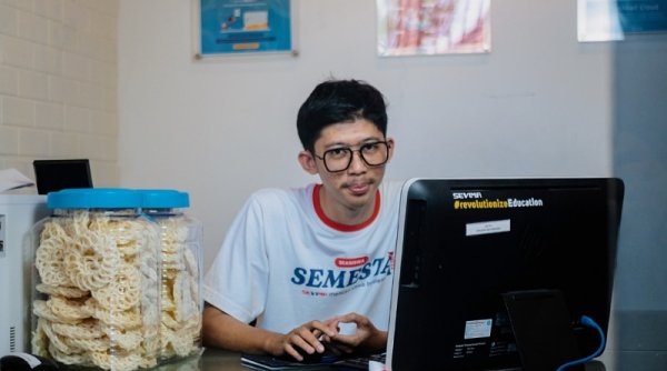 Belajar It Sambil Jaga Warnet, Anak Pedagang Kerupuk ini Sabet Beasiswa SEMESTA