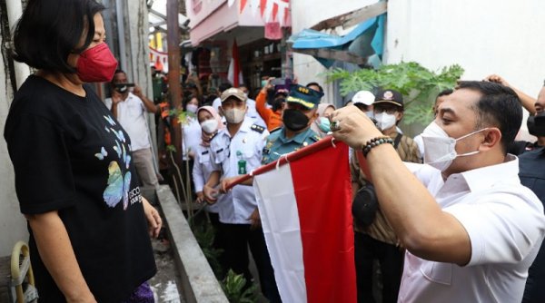 Wali Kota Eri Cahyadi Bagikan Bendera Merah Putih Door to Door