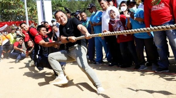 Semarakkan HUT ke-77 RI, Wali Kota Surabaya Ikut Lomba Tarik Tambang di Pantai Kenjeran