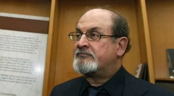 Saat ini Kondisinya Kritis, Detik-detik Salman Rushdie Ditikam 15 Kali Saat Manggung di New York