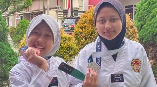 Jelang HUT ke-77 NKRI, Areta dan Aisyah Ukir Prestasi di Kejurcab Taekwondo