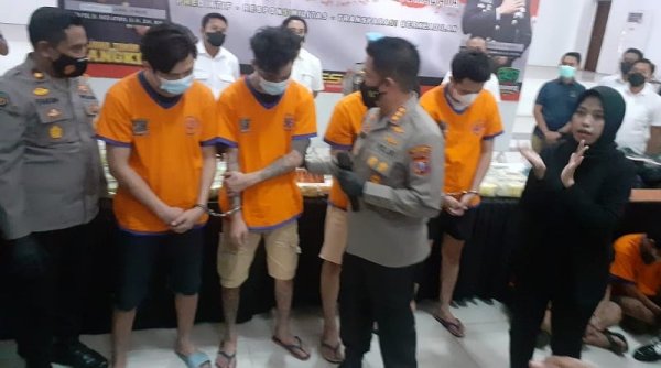Polrestabes Bekuk 8 Kurir Sabu dan Ganja Senilai 100 Miliar