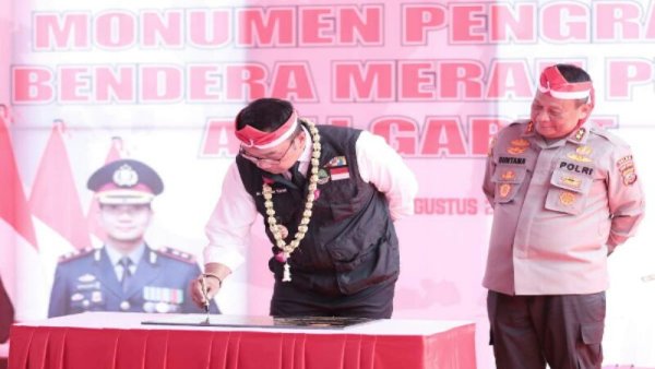 Ridwan Kamil Resmikan Monumen Perajin Bendera Merah Putih Leles di Garut