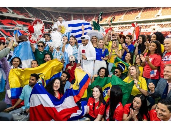 Para Suporter Piala Dunia 2022 Bergabung Kunjungi Stadion Ahmad Bin Ali