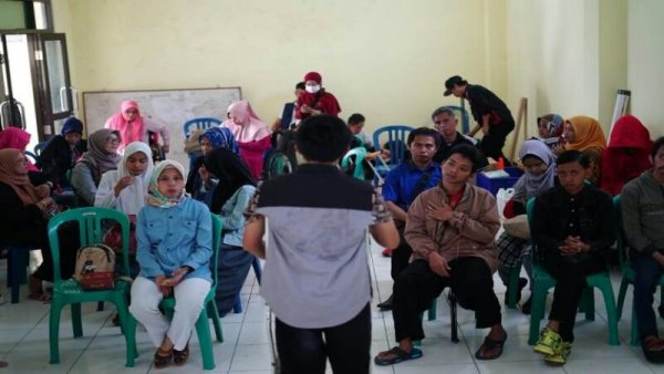 Penyandang Disabilitas di Garut Dilatih Daur Ulang Kertas Limbah