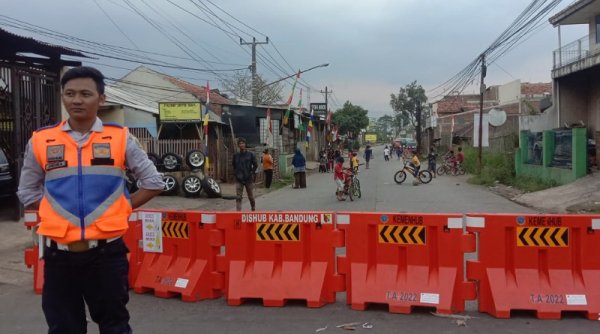 Ditutup untuk Perbaikan Jembatan, Jalan Kamasan Banjaran Jadi Area Bermain Anak-anak