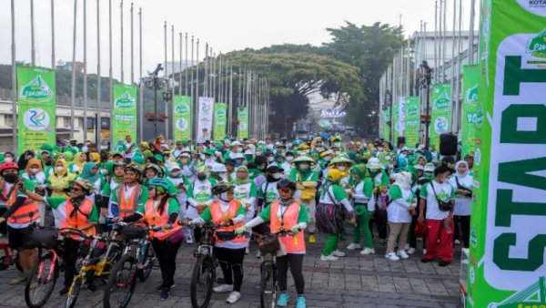 Meriahkan HJKB, 1.100 Warga Bandung Fun Walk Keliling Kota