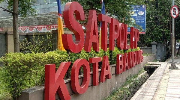 Satpol PP Kota Bandung Terus Tertibkan Reklame dan PKL