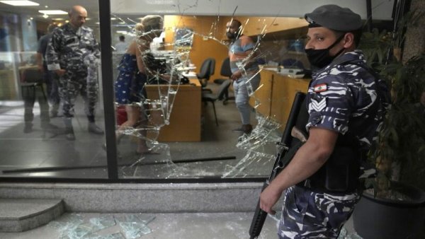Tabungan Ditahan Bank, Perempuan Lebanon Ancam Karyawan dengan Pistol Mainan