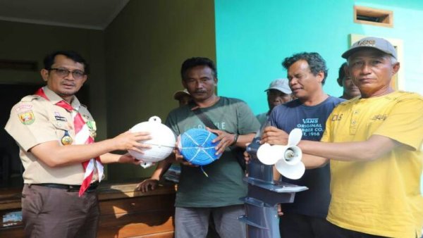 Pemkab Garut Serahkan 7 Set Perahu kepada Nelayan