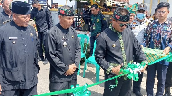 Program Bunga Desa Bupati Dadang Diwarnai Peresmian Jalan di Kecamatan Ciparay