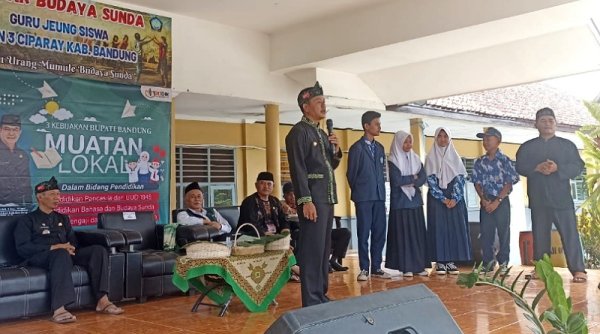 Program Bunga Desa di Ciparay, Bupati Dadang Kunjungi SMPN 3